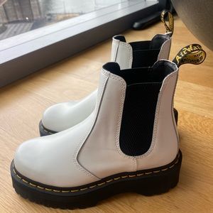 NWT Doc Marten Quad Platform Chelsea Boots Size 7 US